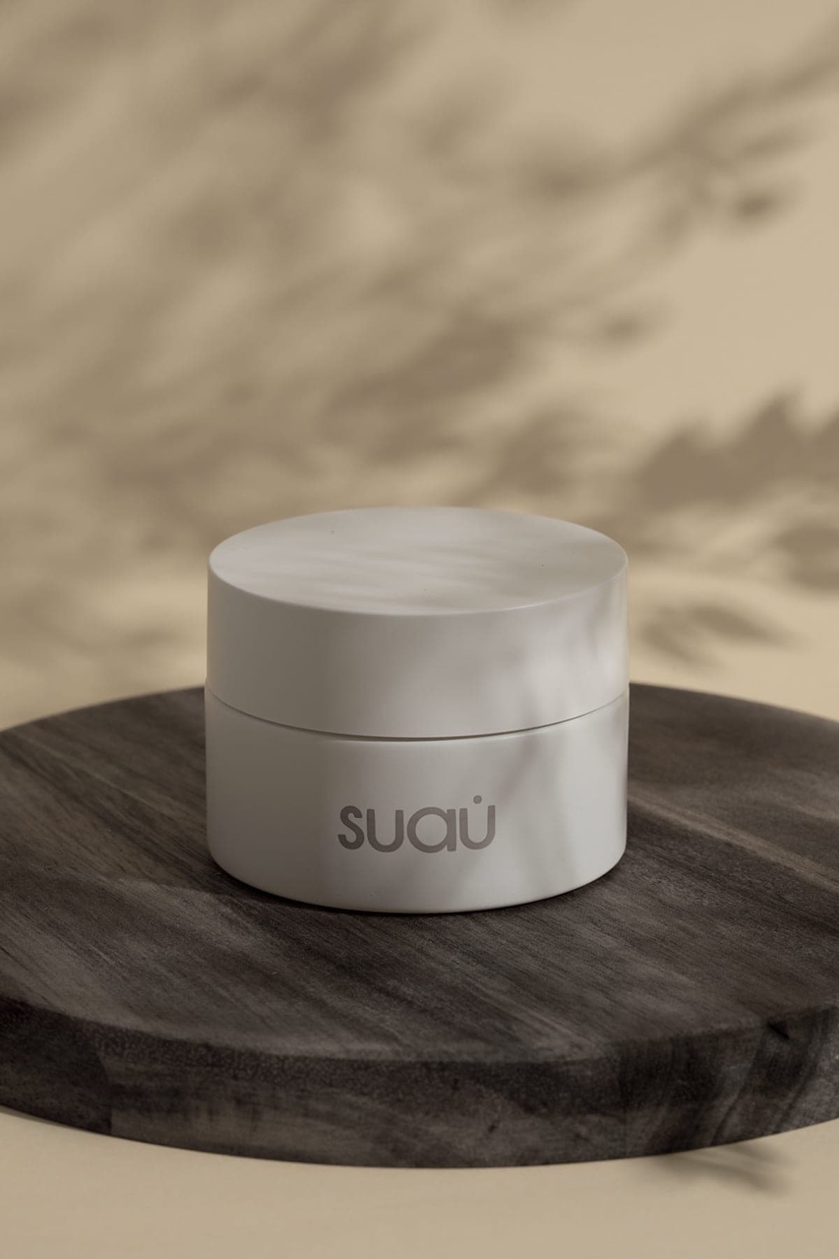 Crema facial Suau sobre una tabla de madera